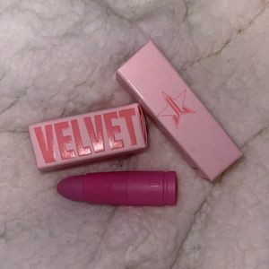 Jeffree Star Cosmetics velvet trap in “Medieval Kiss”